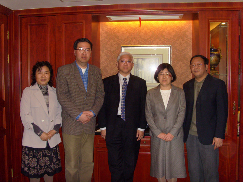 復旦大学中国語言文学系との教育研究交流協定調印式の様子（2010年4月27日：復旦大学）