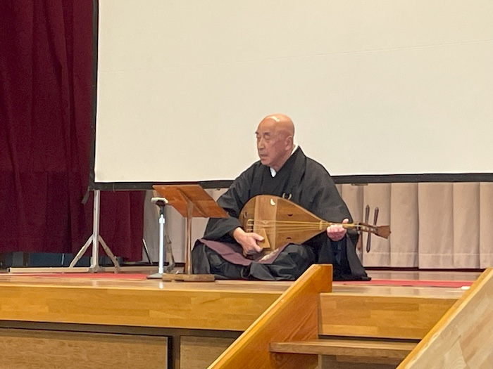 （鈴木孝庸名誉教授による『平家物語』「弓流」の実演）