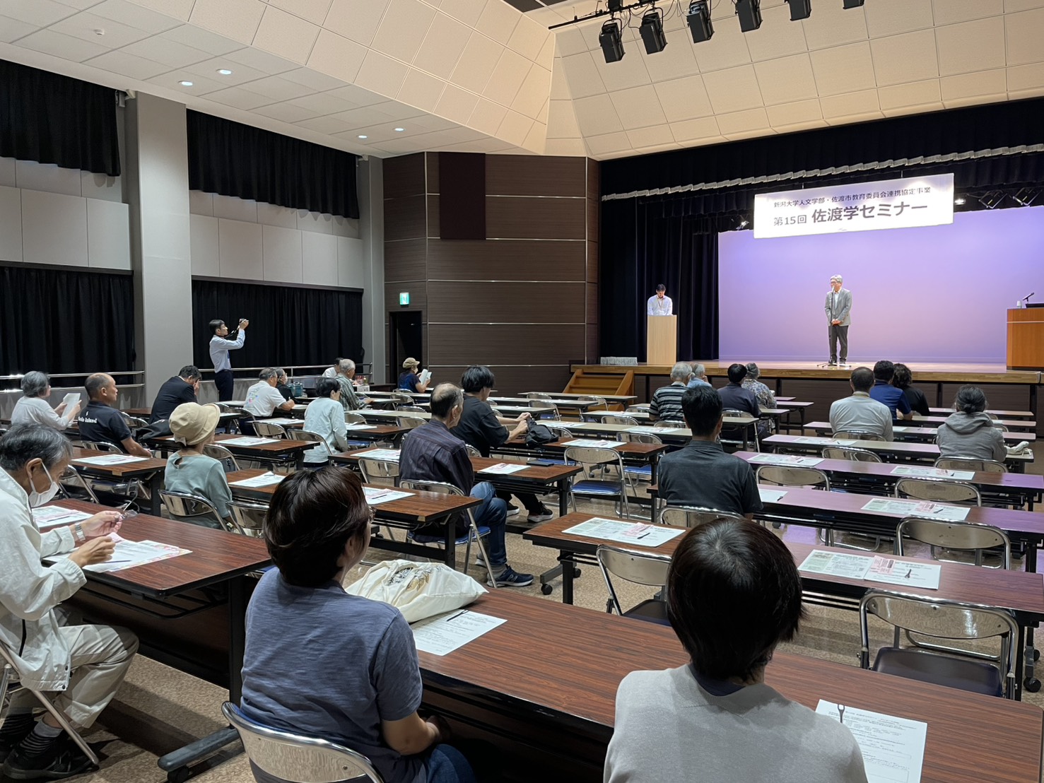 人文学部長が閉会の挨拶をしている様子